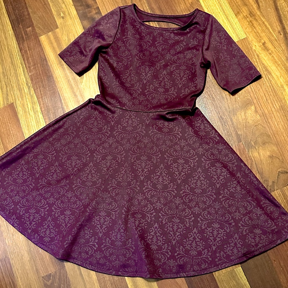 Burgundy / wine short sleeved dress with circle skirt - size S - Gorgeous fabric